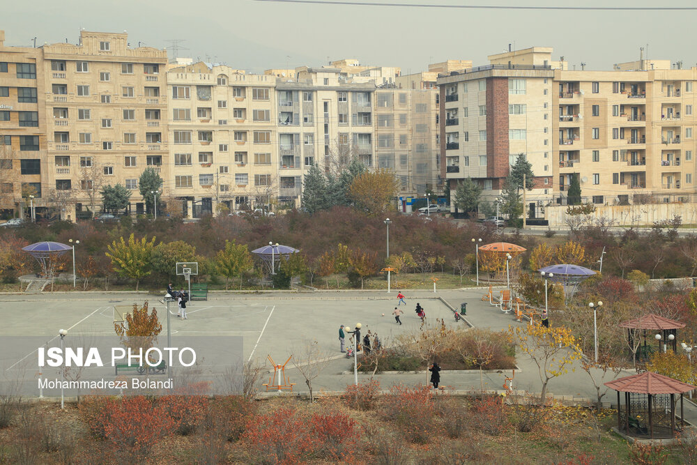 نمایی از زمین بازی که در انتهای خیابان شهید خیابان و در نزدیکی پارک شرق آزادی واقع شده است.