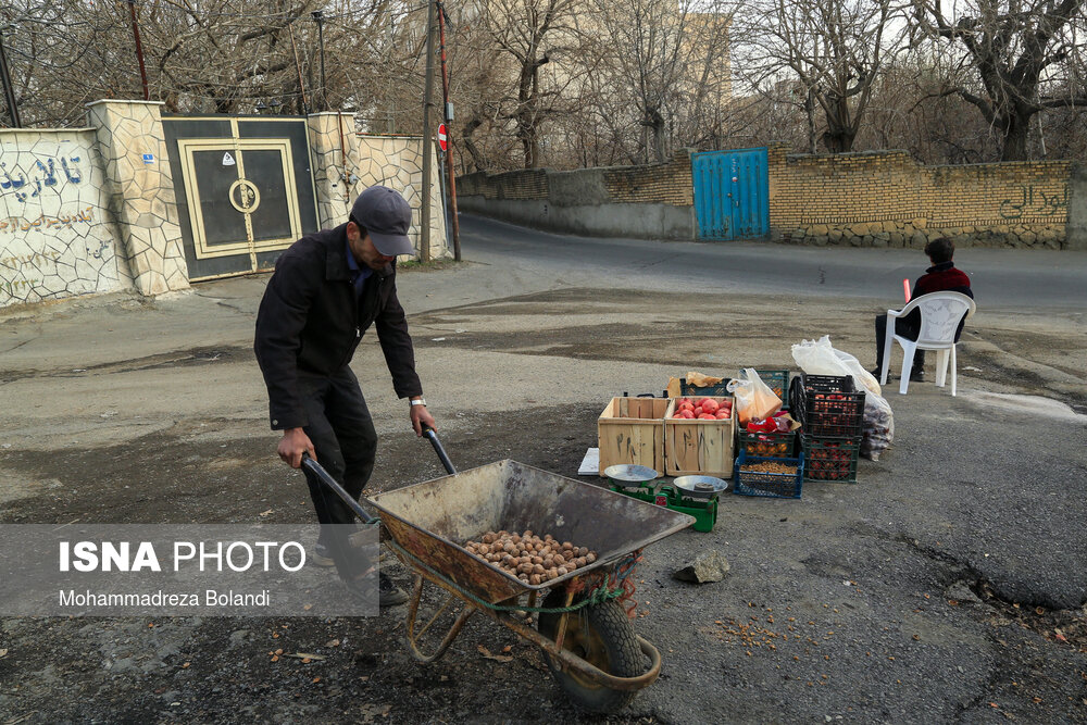 محصولات باغات کن و دیگر باغات تهران در بافت قدیمی محله شهران در کنار خیابان به فروش می‌رسد.