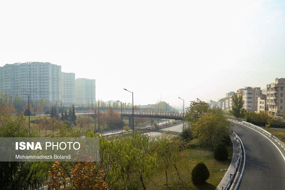 نمایی از اتوبان شهید باکری و یکی از خروجی‌های آن که اتوبان را به محله جنت‌آباد متصل می‌کند.