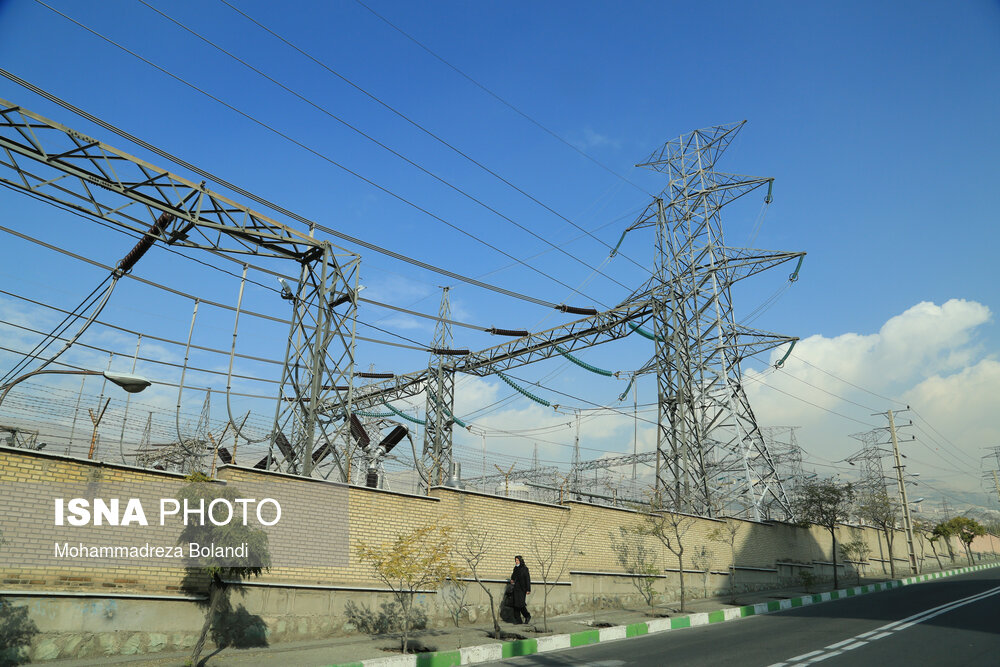 نیروگاه برق شهران که بین دو خیابان نیرو و خیابان اصلی شهران قرار گرفته است. خیابان نیرو یک منطقه مسکونی است و کارشناسان بارها درباره خطر سکونت در نزدیکی این نیروگاه هشدار داده‌اند.