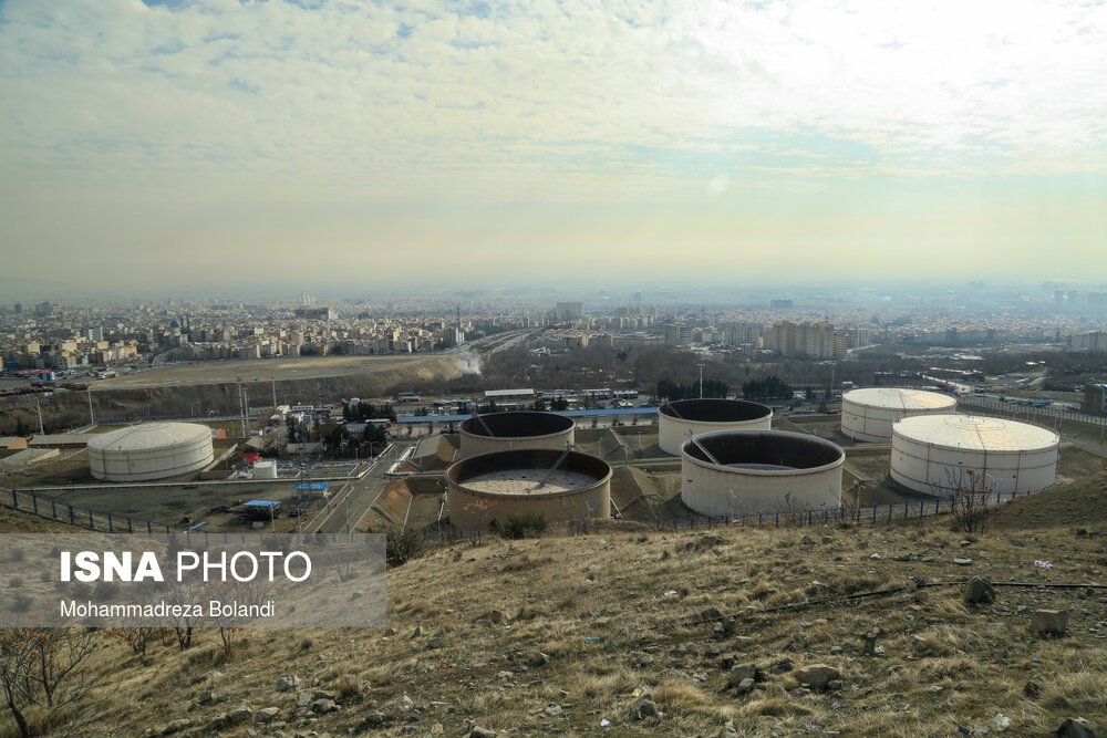 نمایی از انبار نفت تهران که در انتهای خیابان اصلی شهران قرار دارد. روزانه حدود ۳۰۰ تانکر حمل سوخت از مخازن این انبار بارگیری می‌کنند و به پمپ‌های بنزین سراسر شهر می‌روند. بعد از انفجار بیروت حساسیت‌ها نسبت به این انبار که در نزدیکی منطقه مسکونی قرار دارد بسیار بیشتر شد.