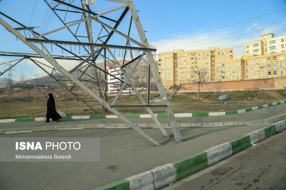 کارشناسان حوزه سلامت بارها نسبت به نزدیکی دکل‌های فشار قوی به مناطق مسکونی و خطرهای آن هشدار داده‌اند. در محله شهران هم ساختمان‌های مسکونی در نزدیکی این دکل‌ها قرار گرفته‌اند.