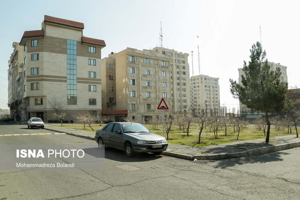 نمایی از ساختمان‌هایی در خیابان شهید خیابانی. برج‌های کاشانه که بزرگ‌ترین برج‌ مسکونی این خیابان است هم در انتهای این تصویر دیده می‌شوند.