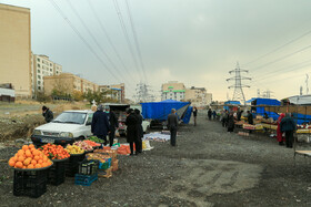 بالاتر از نیروگاه برق در خیابان شهران زمین بزرگی وجود دارد که در گذشته از آن به عنوان زمین فوتبال استفاده می‌شد اما در سال‌های اخیر و در روزهای شنبه، بازاری محلی در آن شکل می‌گیرد.