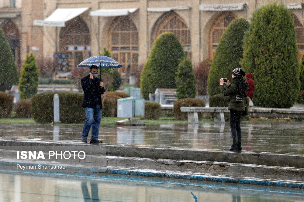 بارش اولین برف زمستانی در اصفهان