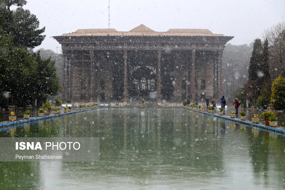 بارش اولین برف زمستانی در اصفهان