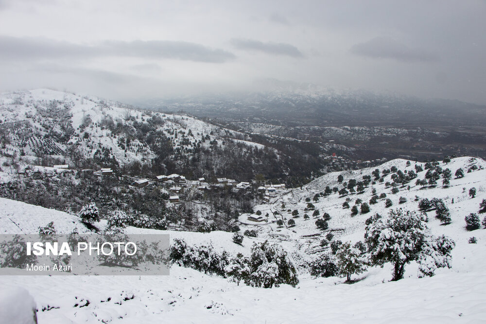 بارش برف در گیلان؛ روستای «تابستان نشین»