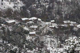 بارش برف در گیلان؛ روستای «تابستان نشین»