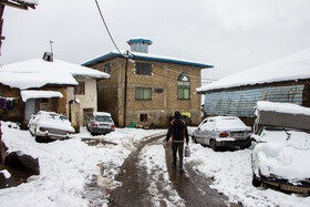 بارش برف در گیلان؛ روستای «تابستان نشین»