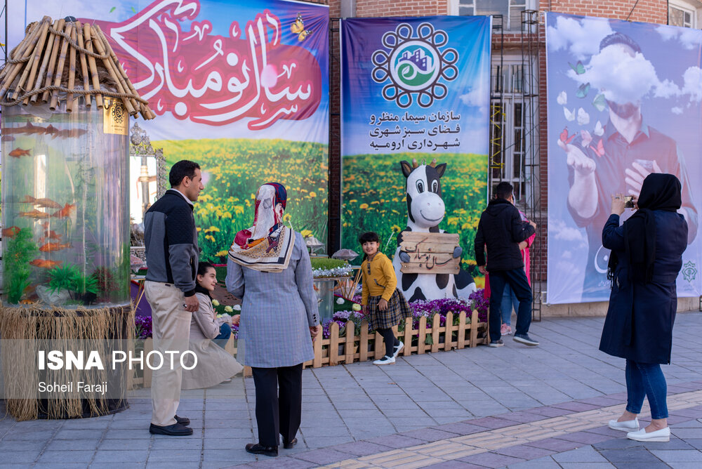 المان های نوروزی ساختمان شهرداری ارومیه در نوروز ۱۴۰۰