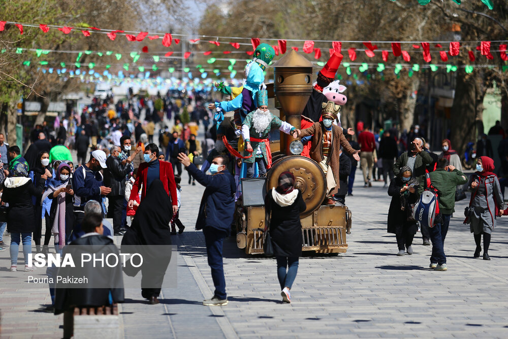 کارناوال نوروزی در پیاده راه بوعلی همدان؛ نوروز ۱۴۰۰