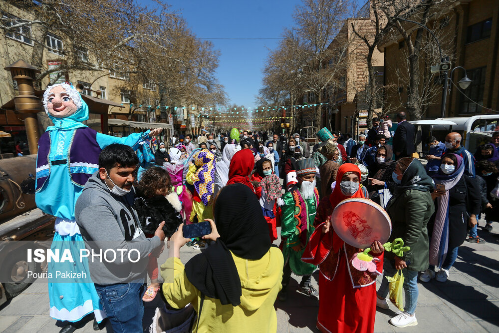 کارناوال نوروزی در پیاده راه بوعلی همدان؛ نوروز ۱۴۰۰