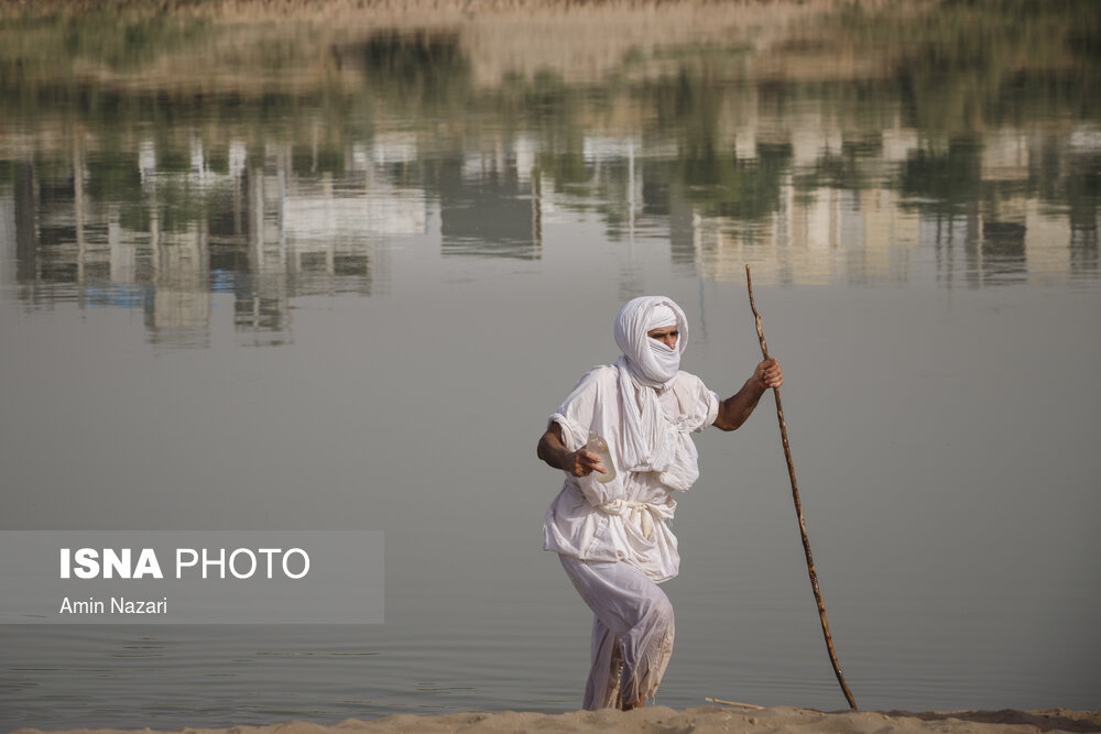 مراسم غسل تعمید کودکان مندایی در رودخانه کارون