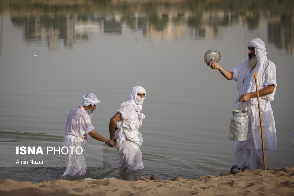 مراسم غسل تعمید کودکان مندایی در رودخانه کارون