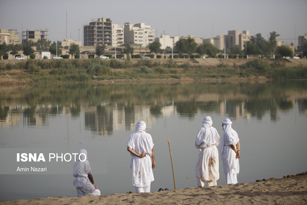 مراسم غسل تعمید کودکان مندایی در رودخانه کارون