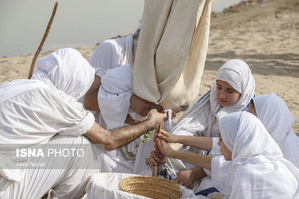 مراسم غسل تعمید کودکان مندایی در رودخانه کارون