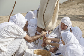 مراسم غسل تعمید کودکان مندایی در رودخانه کارون