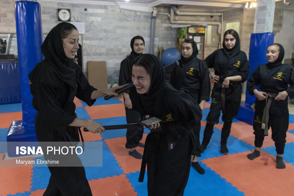 مربی باشگاه خانم اسما فرجی که همه‌ی دختران نینجاکار او را سنسی صدا می‌زنند، مشغول آموزش حرکات رزمی و آکروباتیک به شاگردانش است او که اکنون نماینده سبک نینجا رنجر در آذربایجان شرقی است  و به عنوان برترین مربی سبک نینجا رنجر در آذربایجان شرقی انتخاب شده است.
