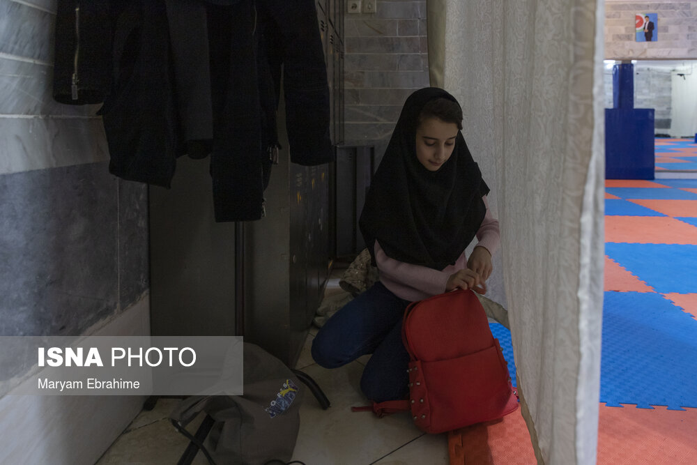 یکی از دختران  نینجا رنجر در حال آماده شدن برای آموزش دیدن
