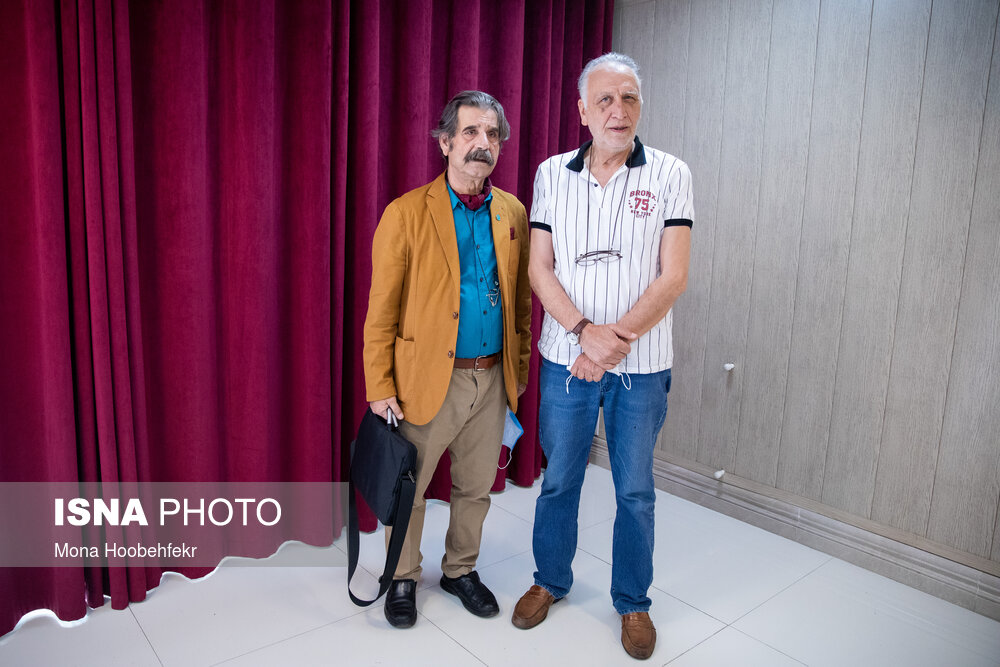 احمد نجفی و عزت‌الله مهرآوران در موسسه هنرمندان پیشکسوت جهت واکسیناسیون