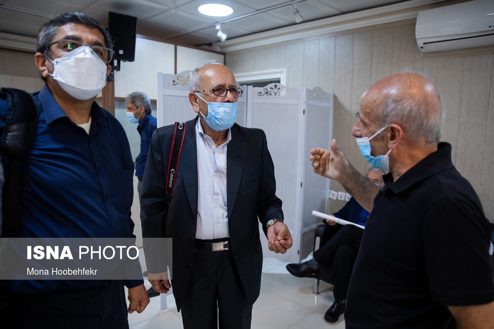 محسن شاندیز،محمد صیاد و جاسم غضبانپور در موسسه هنرمندان پیشکسوت جهت واکسیناسیون