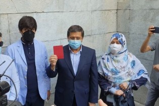 عبدالناصر همتی در حسینیه ارشاد رأی خود را به صندوق انداخت