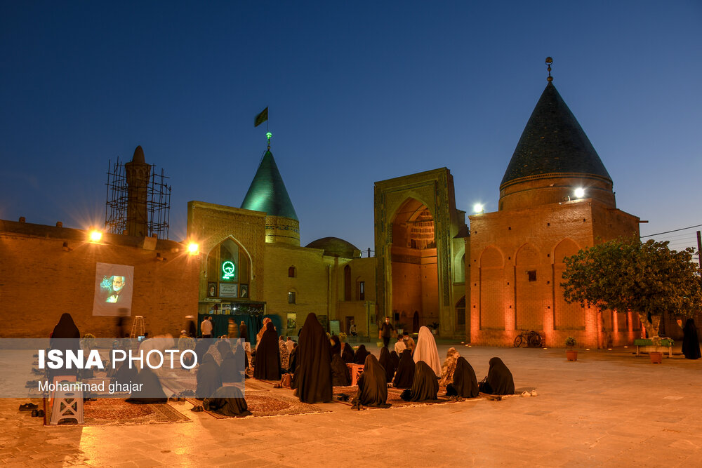 مجموعه تاريخی بسطام در دوره های قبل از سلجوقی تا قاجار ساخته شده و شامل بقعه امامزاده محمد بن جعفرصادق (ع) ، آرامگاه بايزيد بسطامی، صومعه بايزيد، مسجد بايزيد، ايوان الجايتو، آرامگاه غازان، مسجد و منار سلجوقی و مسجد جامع و برج كاشانه و مدرسه شاهرخيه است.