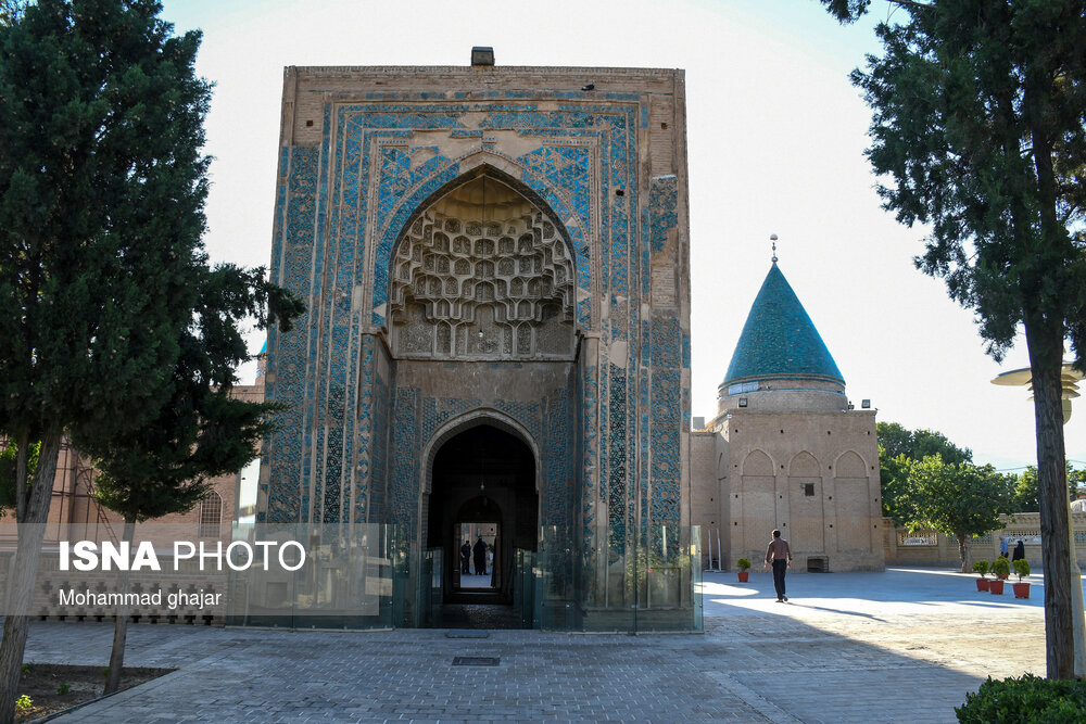 مجموعه تاريخی بسطام در دوره های قبل از سلجوقی تا قاجار ساخته شده و شامل بقعه امامزاده محمد بن جعفرصادق (ع) ، آرامگاه بايزيد بسطامی، صومعه بايزيد، مسجد بايزيد، ايوان الجايتو، آرامگاه غازان، مسجد و منار سلجوقی و مسجد جامع و برج كاشانه و مدرسه شاهرخيه است.