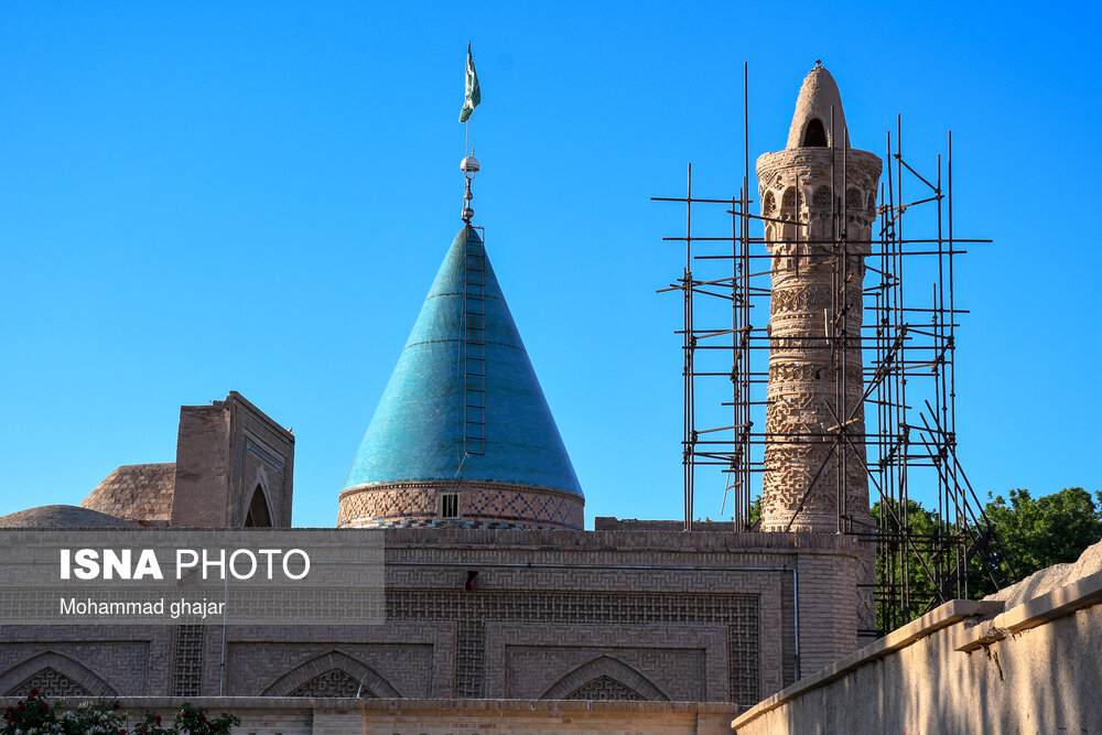 مجموعه تاريخی بسطام در دوره های قبل از سلجوقی تا قاجار ساخته شده و شامل بقعه امامزاده محمد بن جعفرصادق (ع) ، آرامگاه بايزيد بسطامی، صومعه بايزيد، مسجد بايزيد، ايوان الجايتو، آرامگاه غازان، مسجد و منار سلجوقی و مسجد جامع و برج كاشانه و مدرسه شاهرخيه است.