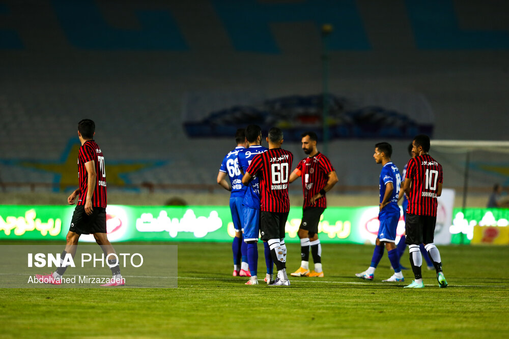 قطع شدن برق استادیم آزادی در نیمه دوم تیم‌های فوتبال استقلال و شهر خودرو