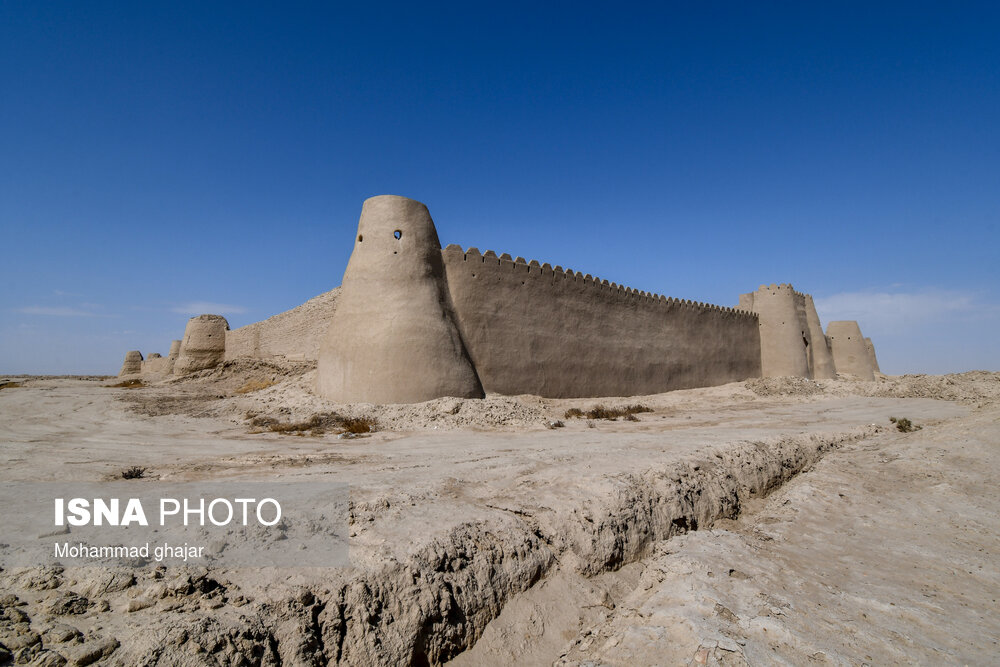 قلعه رستم در فاصله ۷۰ کیلومتری جاده اصلی زابل به زاهدان واقع شده است. این قلعه باشکوه که در منطقه حوض‌‌دار و کندرک بنا شده است مربوط به دوره سلجوقیان تا صوفیان است. اوج شکوفایی و رونق این قلعه را می‌توان به سلسله صفویان و زمان حکومت ملوک کیانی سیستانی نسبت داد. در اطراف این قلعه تاریخی چندین محوطه باستانی مربوط به دوره های پیش از اسلام کشف شده است.