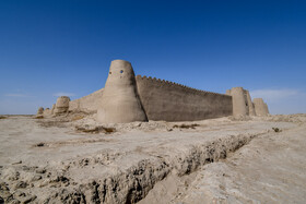 قلعه رستم در فاصله ۷۰ کیلومتری جاده اصلی زابل به زاهدان واقع شده است. این قلعه باشکوه که در منطقه حوض‌‌دار و کندرک بنا شده است مربوط به دوره سلجوقیان تا صوفیان است. اوج شکوفایی و رونق این قلعه را می‌توان به سلسله صفویان و زمان حکومت ملوک کیانی سیستانی نسبت داد. در اطراف این قلعه تاریخی چندین محوطه باستانی مربوط به دوره های پیش از اسلام کشف شده است.