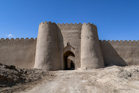 قلعه رستم در فاصله ۷۰ کیلومتری جاده اصلی زابل به زاهدان واقع شده است. این قلعه باشکوه که در منطقه حوض‌‌دار و کندرک بنا شده است مربوط به دوره سلجوقیان تا صوفیان است. اوج شکوفایی و رونق این قلعه را می‌توان به سلسله صفویان و زمان حکومت ملوک کیانی سیستانی نسبت داد. در اطراف این قلعه تاریخی چندین محوطه باستانی مربوط به دوره های پیش از اسلام کشف شده است.