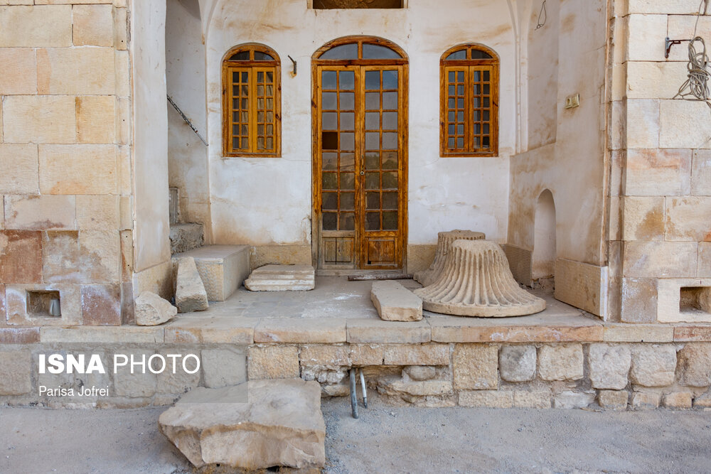 دِژ برازجان ؛ تنها کاروانسرای تمام سنگ ایران