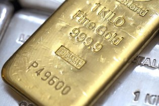 قیمت جهانی طلا پایین آمد/ هر اونس ۱۷۹۹ دلار