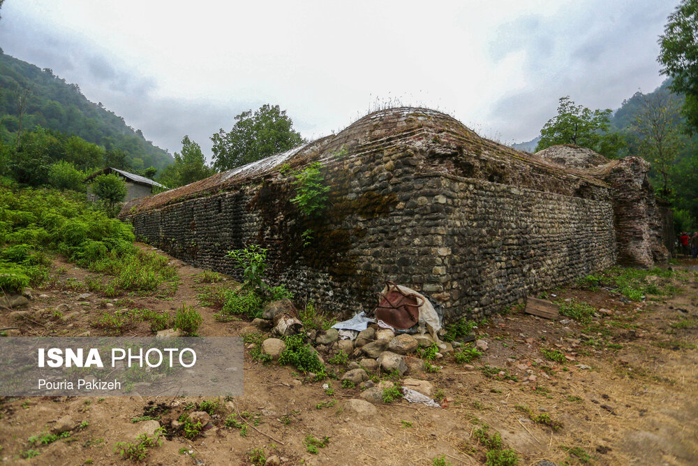 کاروانسرای تی تی در معنای لغوی به معنای کاروانسرای شکوفه می باشد چرا که در زبان گیلکی تی تی به معنای شکوفه است و از آن جایی که در زبان گیلکی مانند زبان انگلیسی جای صفت و موصوف بر خلاف زبان فارسی عوض می شود، بنابراین نام اصلی این کاروانسرا، تی تی کاروانسرا می باشد.