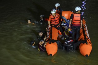غرق شدن ۱۱ دانش آموز اندونزیایی در حین پاکسازی رودخانه