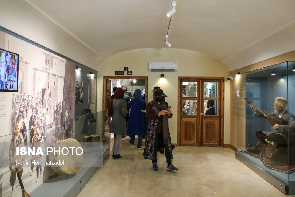 سالن داخلی موزه گنجینه موسیقی ارامنه در محله ارامنه نشین اصفهان