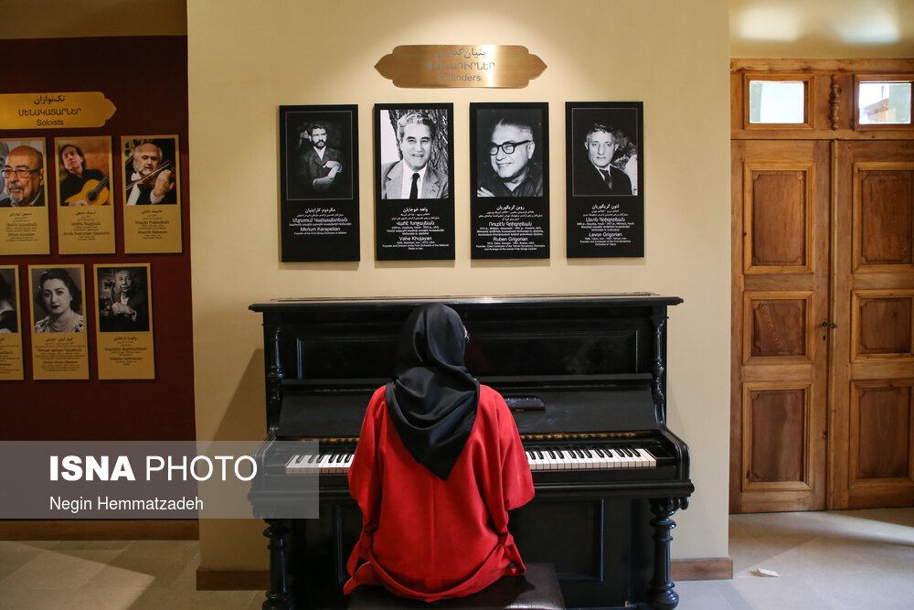 بانویی درحال پیانو نوازی در سالن گنجینه موسیقی ارامنه در حاشیه بازدید تور محله اروپایی اصفهان