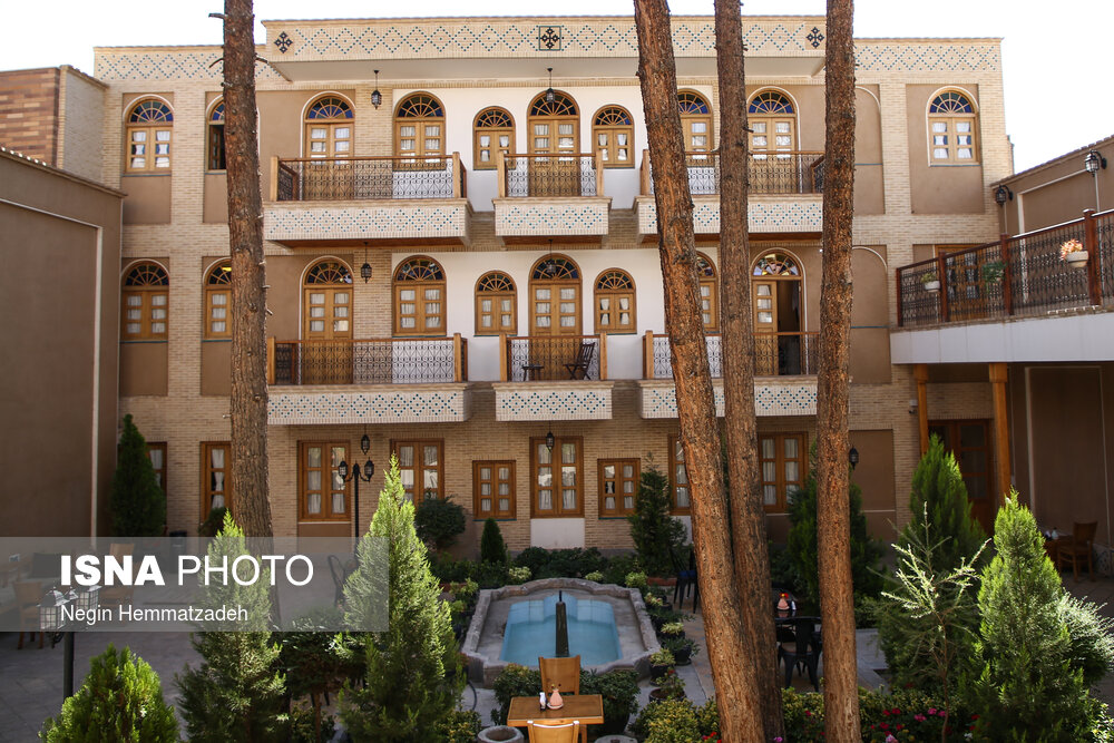 نمای دیگری از حیاط هتل ارمنیا در حاشیه بازدید تور محله اروپایی اصفهان