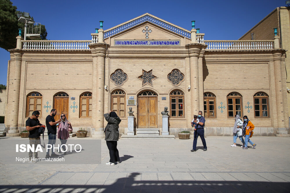 حیاط کلیسای وانک در حاشیه تور محله اروپایی اصفهان
