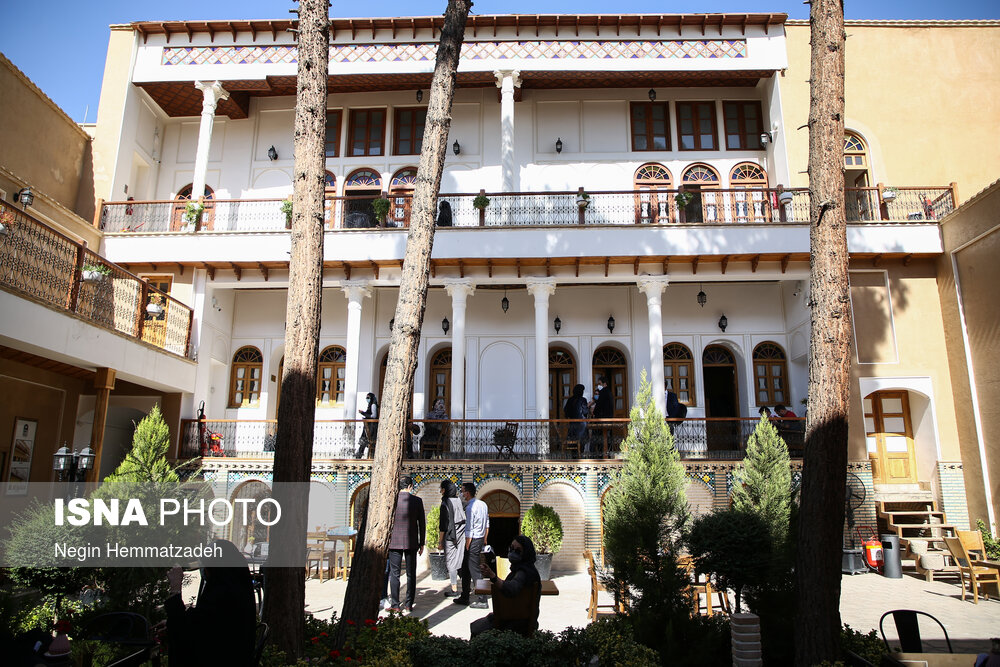 حیاط هتل آرمنیا واقع در گذر جلفا در حاشیه بازدید تور محله اروپایی اصفهان