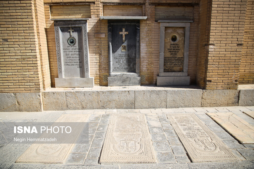 مقبره خادمان کلیسا که پس از فوت در حیاط کلیسا دفن میشوند