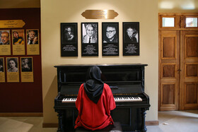 بانویی درحال پیانو نوازی در سالن گنجینه موسیقی ارامنه در حاشیه بازدید تور محله اروپایی اصفهان