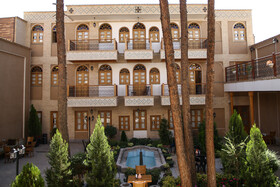 نمای دیگری از حیاط هتل ارمنیا در حاشیه بازدید تور محله اروپایی اصفهان