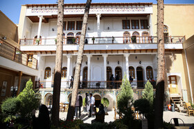 حیاط هتل آرمنیا واقع در گذر جلفا در حاشیه بازدید تور محله اروپایی اصفهان