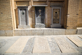 مقبره خادمان کلیسا که پس از فوت در حیاط کلیسا دفن میشوند