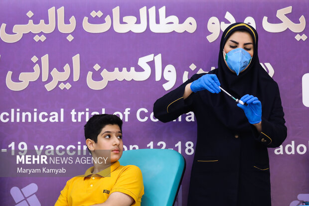 مسئول تزریق واکسن در حال آماده کردن سرنگ جهت تزریق به داوطلبان فاز یک و دو مطالعات بالینی ۱۲ تا ۱۸ سال واکسن برکت است