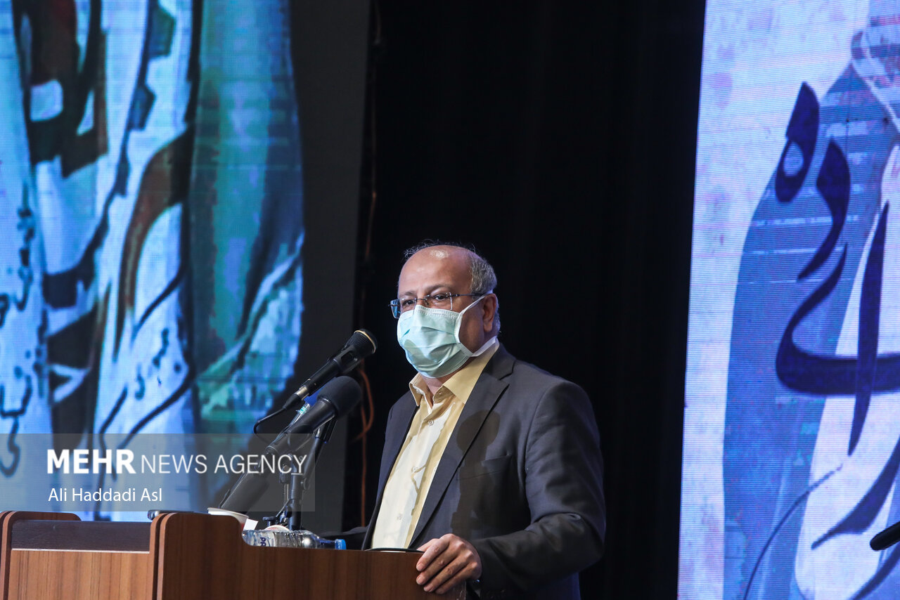 دکتر زالی رئیس دانشکده علوم پزشکی شهید بهشتی در حال سخنرانی در مراسم بزرگداشت دانشگاهی شهید فخری زاده است