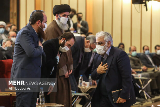 دکتر طهرانچی رئیس دانشگاه آزاد اسلامی در حال ورود به جایگاه سخنرانی در مراسم بزرگداشت دانشگاهی شهید فخری زاده است